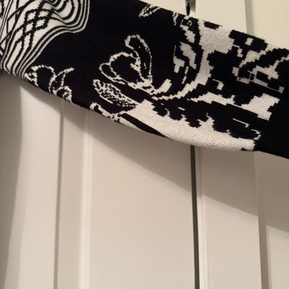 CYRUS | Monochrome Black & White Knit Top - Picture 5 of 6